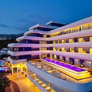 Hotel Regina Blu, Radhimë